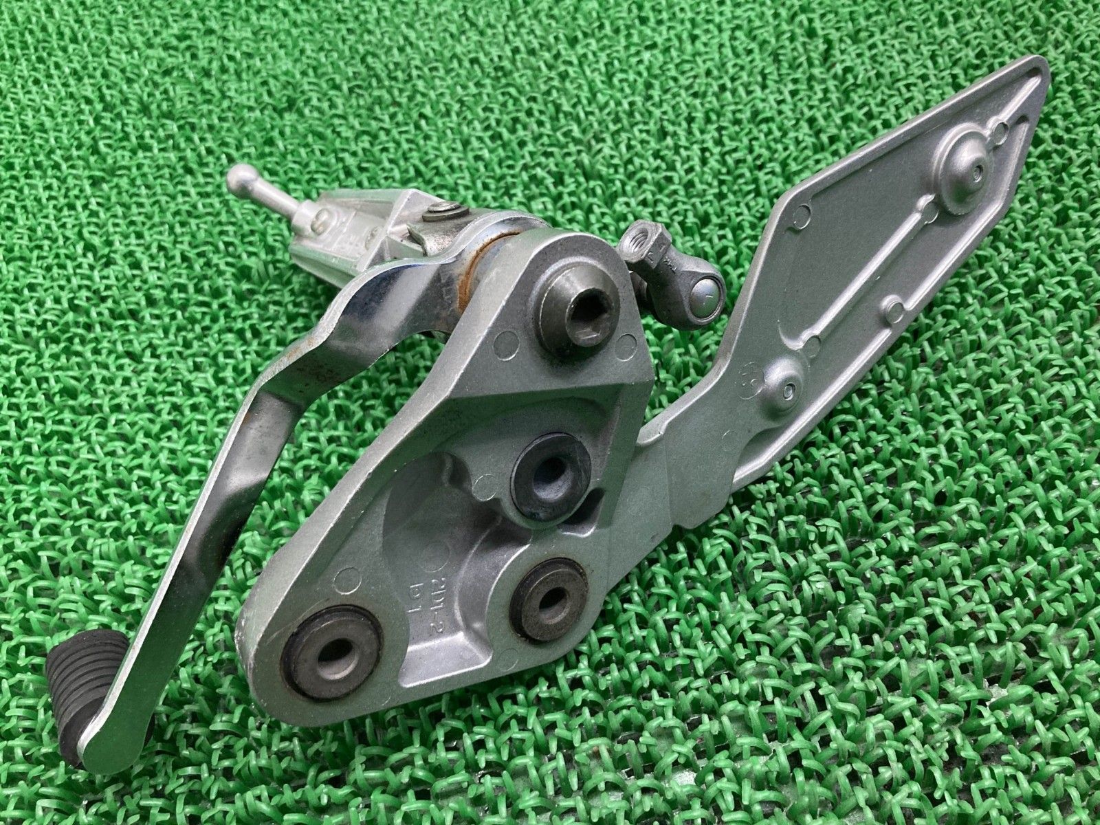 FZ-1フェザー メインステップ 左 2D1 ヤマハ 純正 中古 RN21J ペグ シフトペダル iZ FZ-1フェザー メインステップ 左 2D1 ヤマハ 純正 中古 RN21J ペグ シフトペダル iZ
