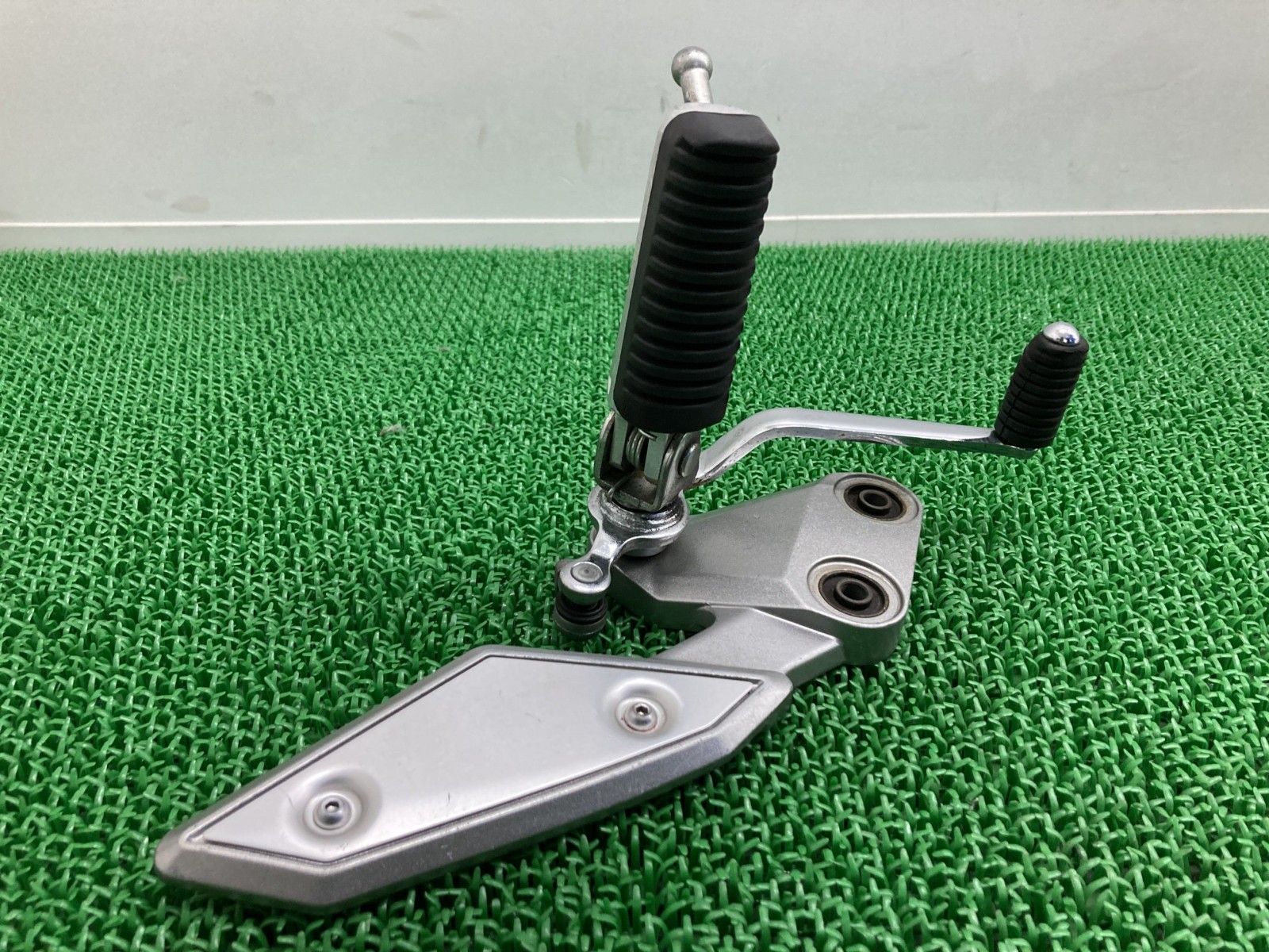 FZ-1フェザー メインステップ 左 2D1 ヤマハ 純正 中古 RN21J ペグ シフトペダル iZ FZ-1フェザー メインステップ 左 2D1 ヤマハ 純正 中古 RN21J ペグ シフトペダル iZ