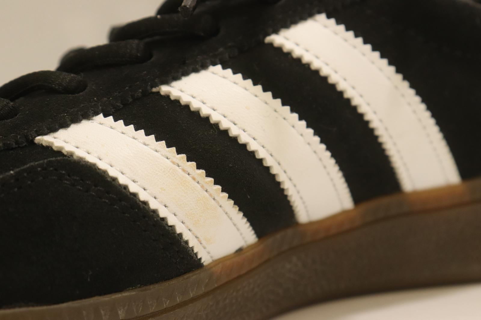 【中古】 adidas メンズスニーカー 28cm HANDBALL SPEZIAL adidas 28cm 黒 ブラック 白 ホワイト ロゴ