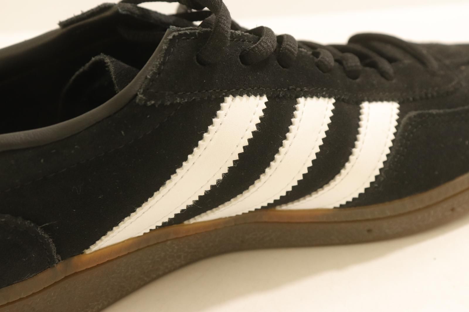 【中古】 adidas メンズスニーカー 28cm HANDBALL SPEZIAL adidas 28cm 黒 ブラック 白 ホワイト ロゴ