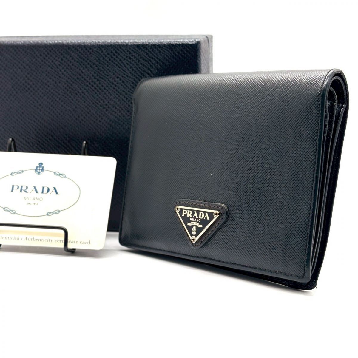 静寂が品を磨く】 PRADA 二つ折り財布 トライアングルロゴ 