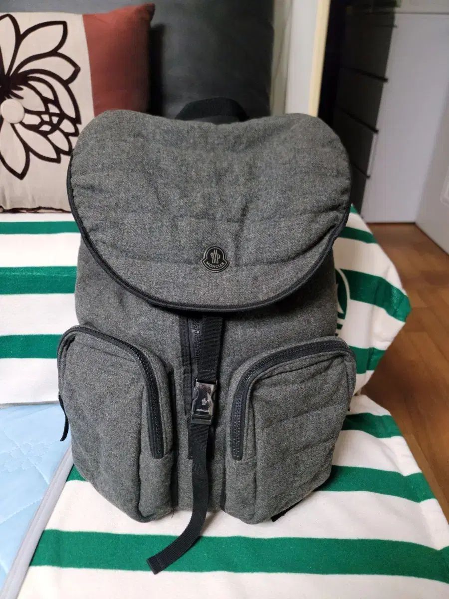 正規品) MONCLER(モンクレール) グレー フラップ バックパック