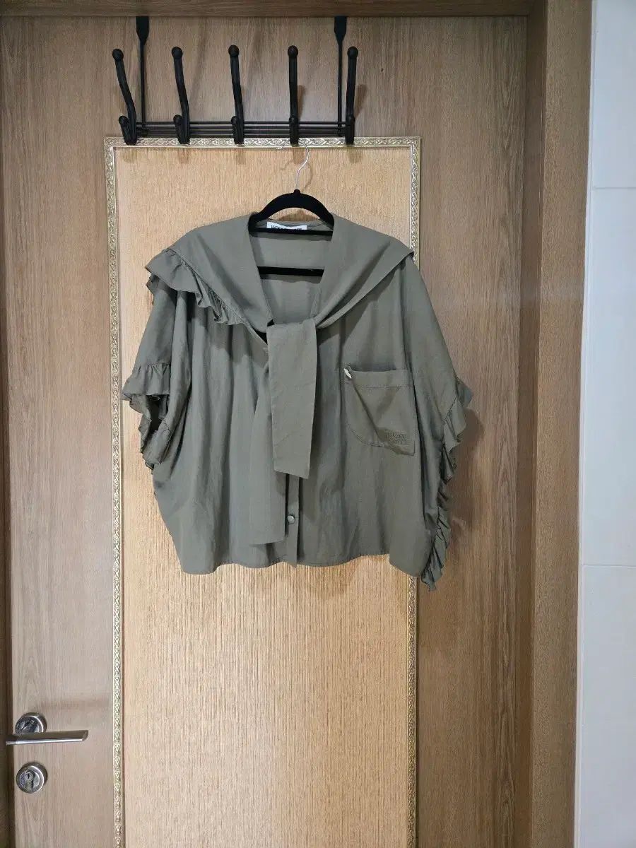 LUCKY CHOUETTE ラッキーシュエトゥ フリル カラ ブラウス