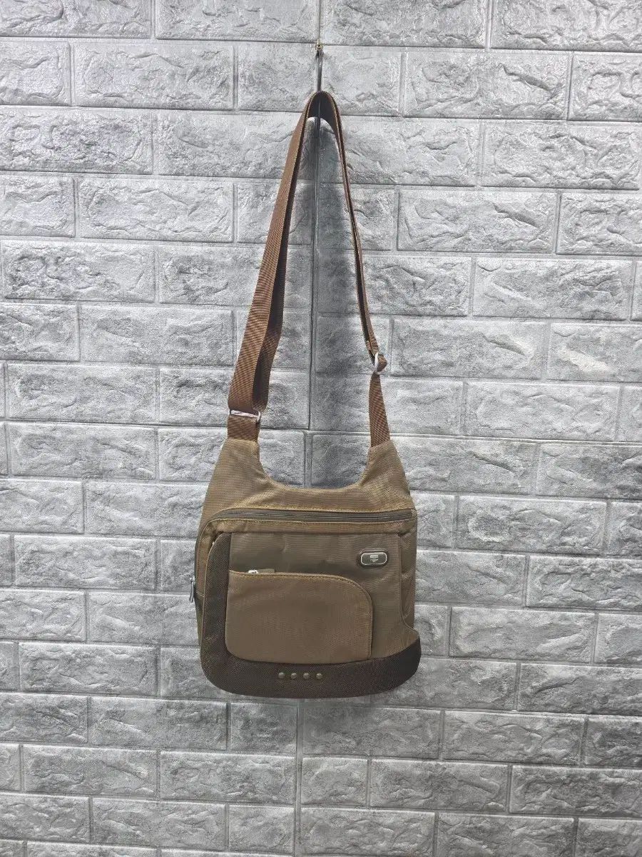 トゥミ TUMI クロスバック カーキ色 メンズ バッグ サイズ 30*30