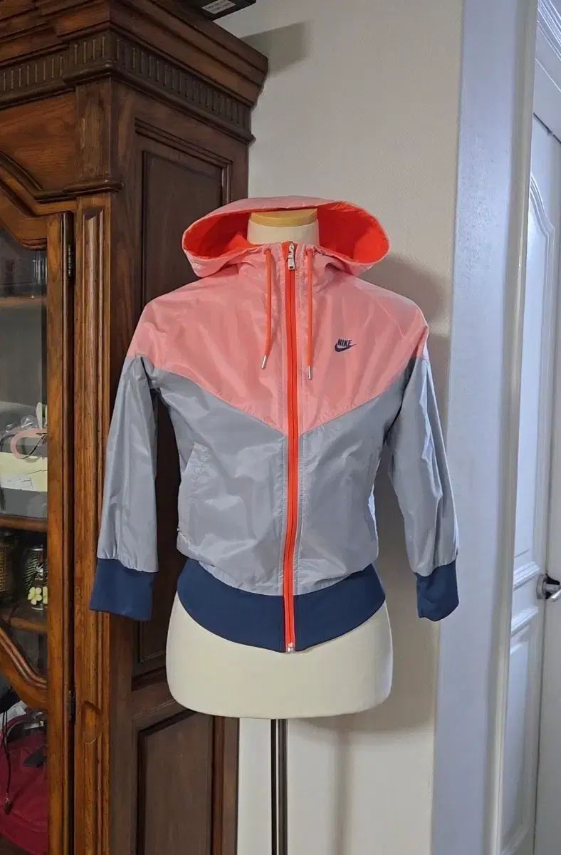 フードジップアップ/新品/NIKE/ウィンドブレーカー