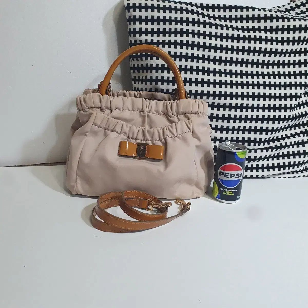正規品 ㅡFERRAGAMO フェラガモ ㅡミニ リボン クロスバック