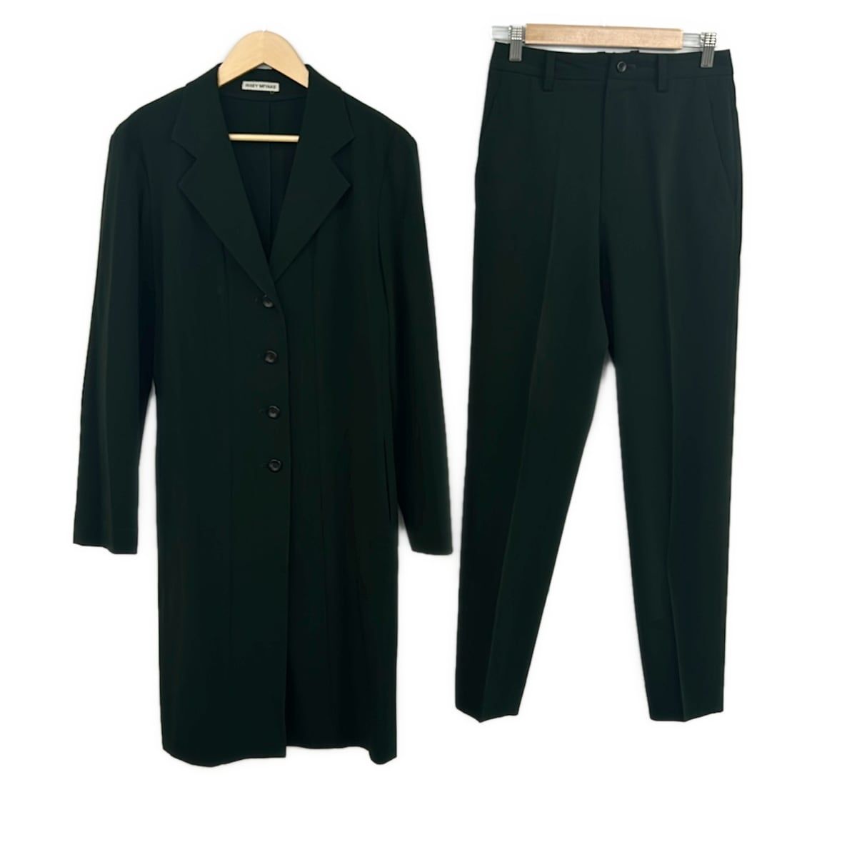 ISSEYMIYAKE(イッセイミヤケ) レディースパンツスーツ レディース美品 - ダークグリーン