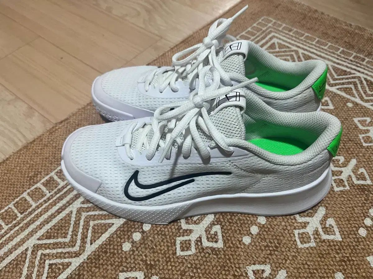 新品) NIKE レディース テニスシューズ 230