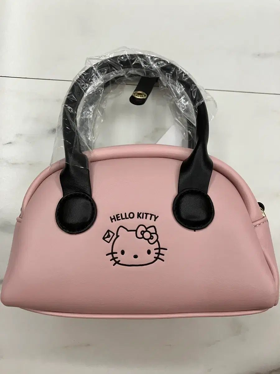 （タグ付き/新品）ハローキティ ピンク バッグ Sanrio FAMILY シリーズ ボディバッグ
