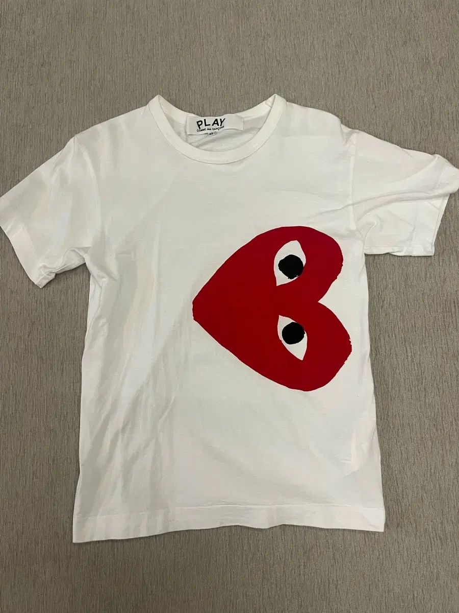 COMME des GARCONS PLAY 半袖Tシャツ 白 レッドハート