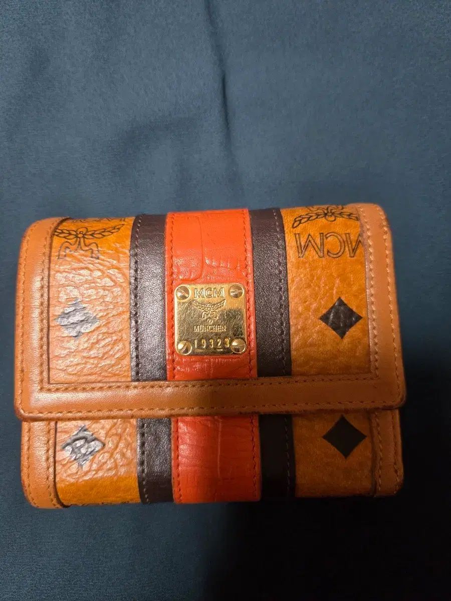 MCM ヴィセトス 3本線 二つ折り財布