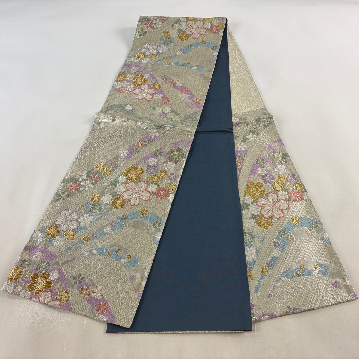 夏目　No.2521 正絹桜の花びら市松箔袋帯　美品 美品】 袋帯 秀品 振袖向き 桜 桜の花びら 箔 金銀糸 灰白 六通 正絹