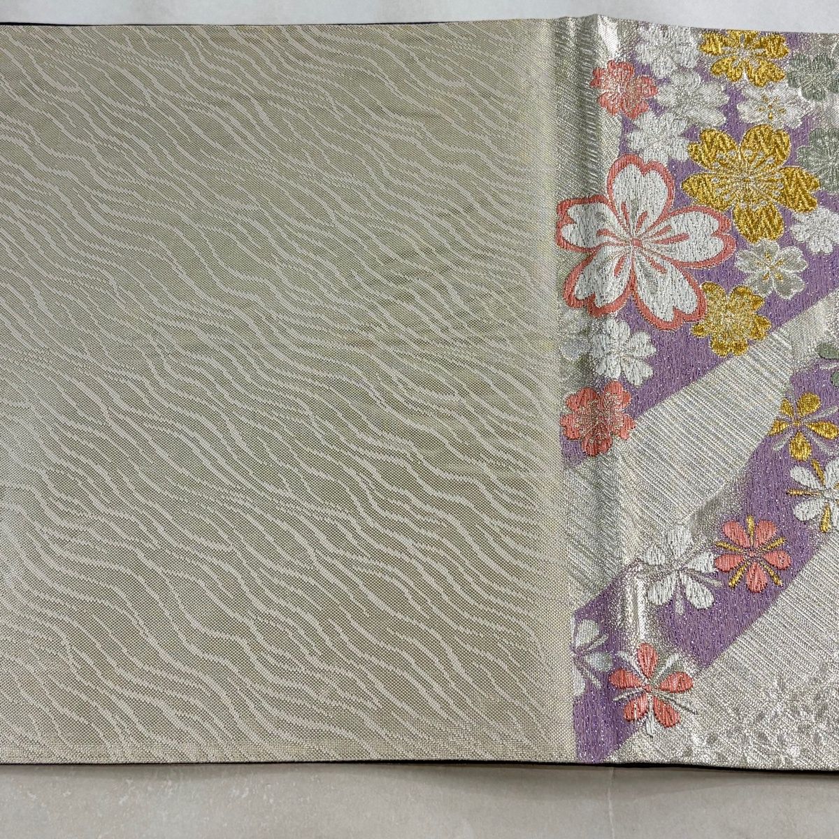 夏目　No.2521 正絹桜の花びら市松箔袋帯　美品 美品】 袋帯 秀品 振袖向き 桜 桜の花びら 箔 金銀糸 灰白 六通 正絹
