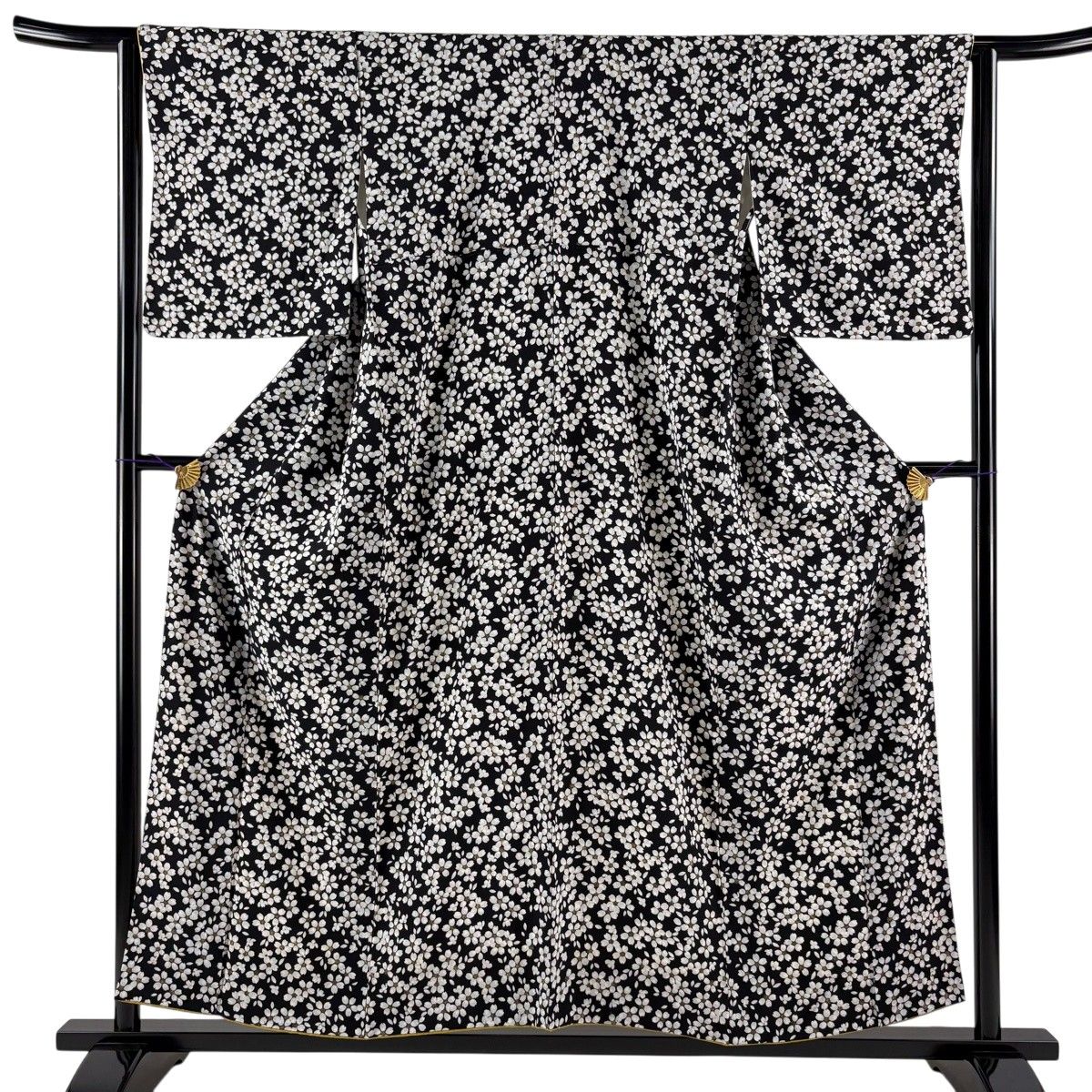 【美品】 小紋 身丈155cm 裄丈63cm S 袷 桜 花びら 金彩 縮緬 黒 正絹 秀品 【中古】