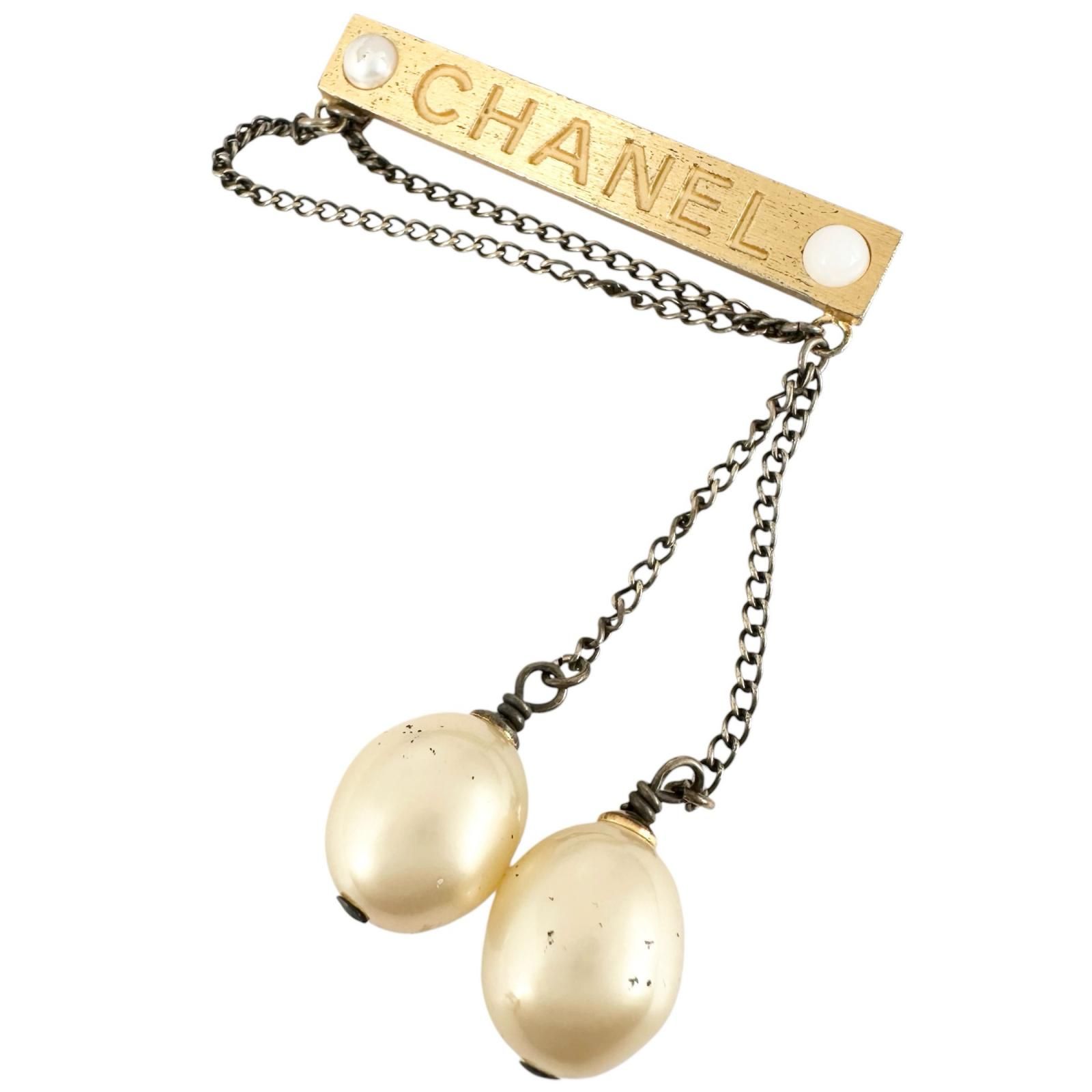 CHANEL ゴールドブローチ パール付き 新着】CHANEL パール ロゴ GP ゴールド ブローチ - メルカリ