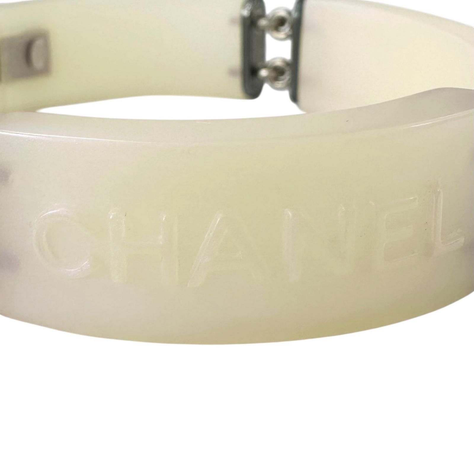 CHANEL ロゴ入りホワイトバングル 新着】CHANEL ロゴ GP、プラスチック ホワイト バングル シルバー