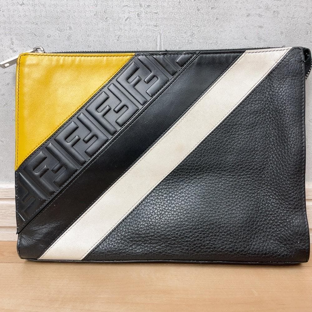 フェンディ FENDI クラッチバッグ 7VA433 ダイアゴナル FF柄 ブラック レザー イエロー メンズ セカンドバッグ FENDI Diagonal FF Leather Clutch Bag Black Yellow White Men Bag