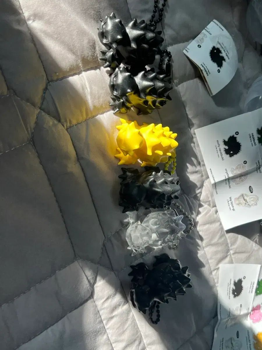 クリスタルウールブックキーホルダー 出品