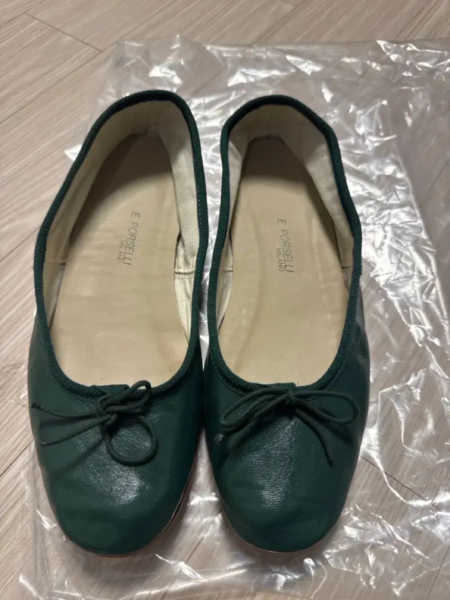 E Porselli フラットシューズ グリーン 240 245