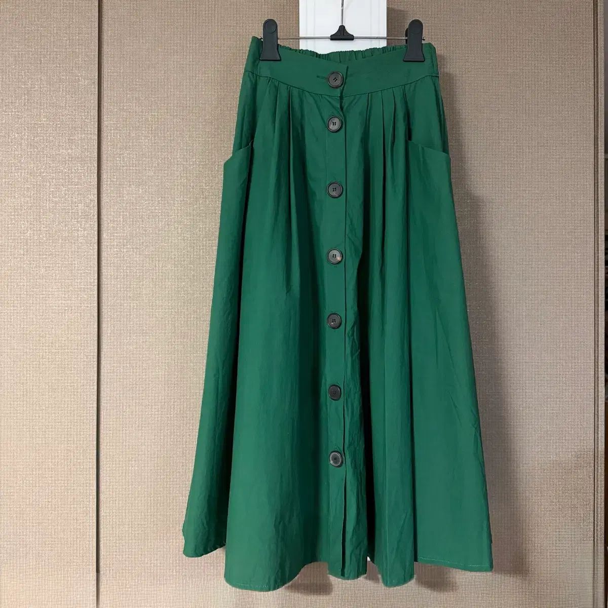 ヘレンJ シャカシャカ素材 ボタン フレア ロング丈スカート 緑 グリーン aラインスカート フール ポケット ウエスト後ろゴム
