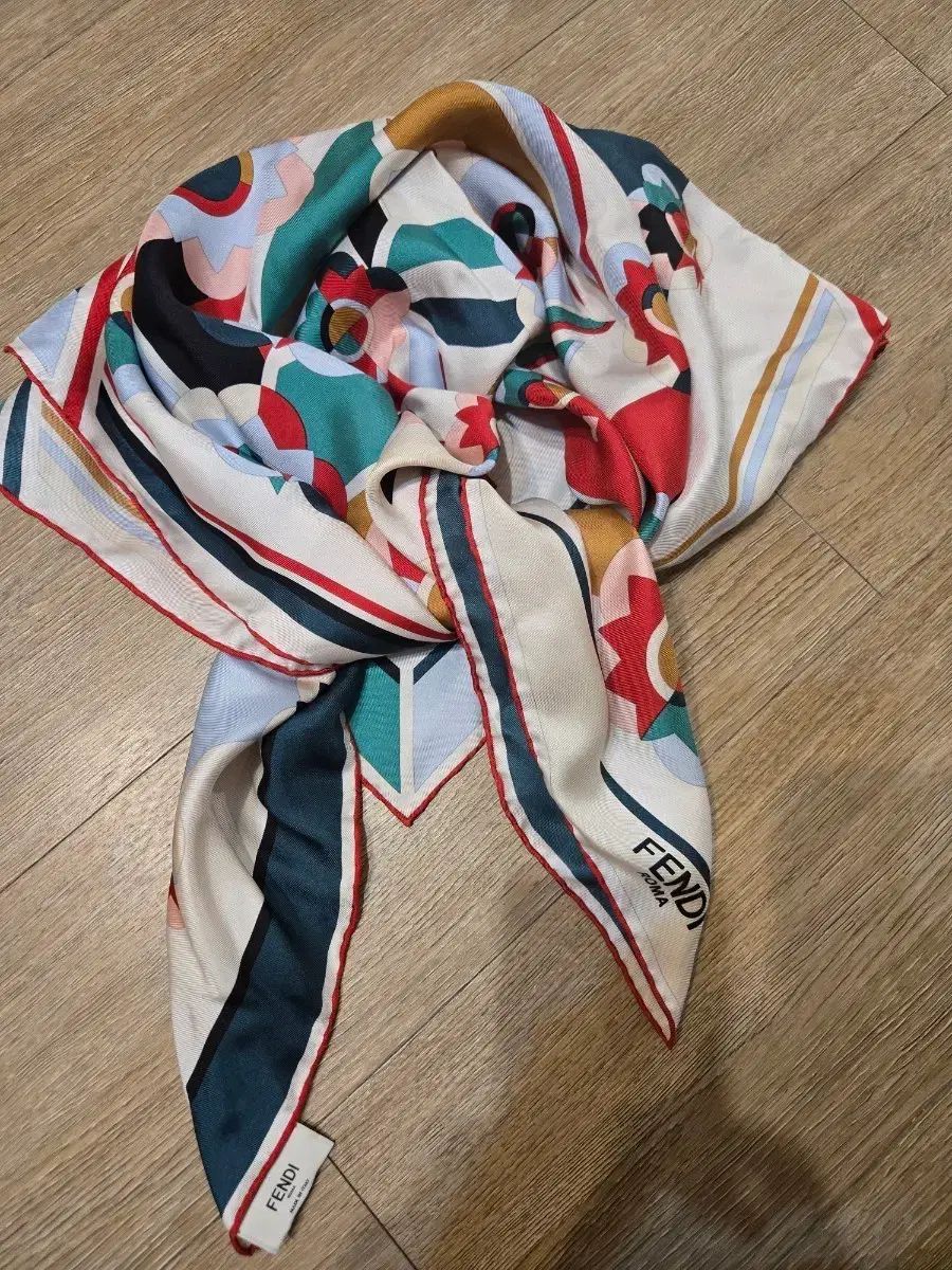 正規品 FENDI フェンディ シルク100％ カレ スカーフ 90*90