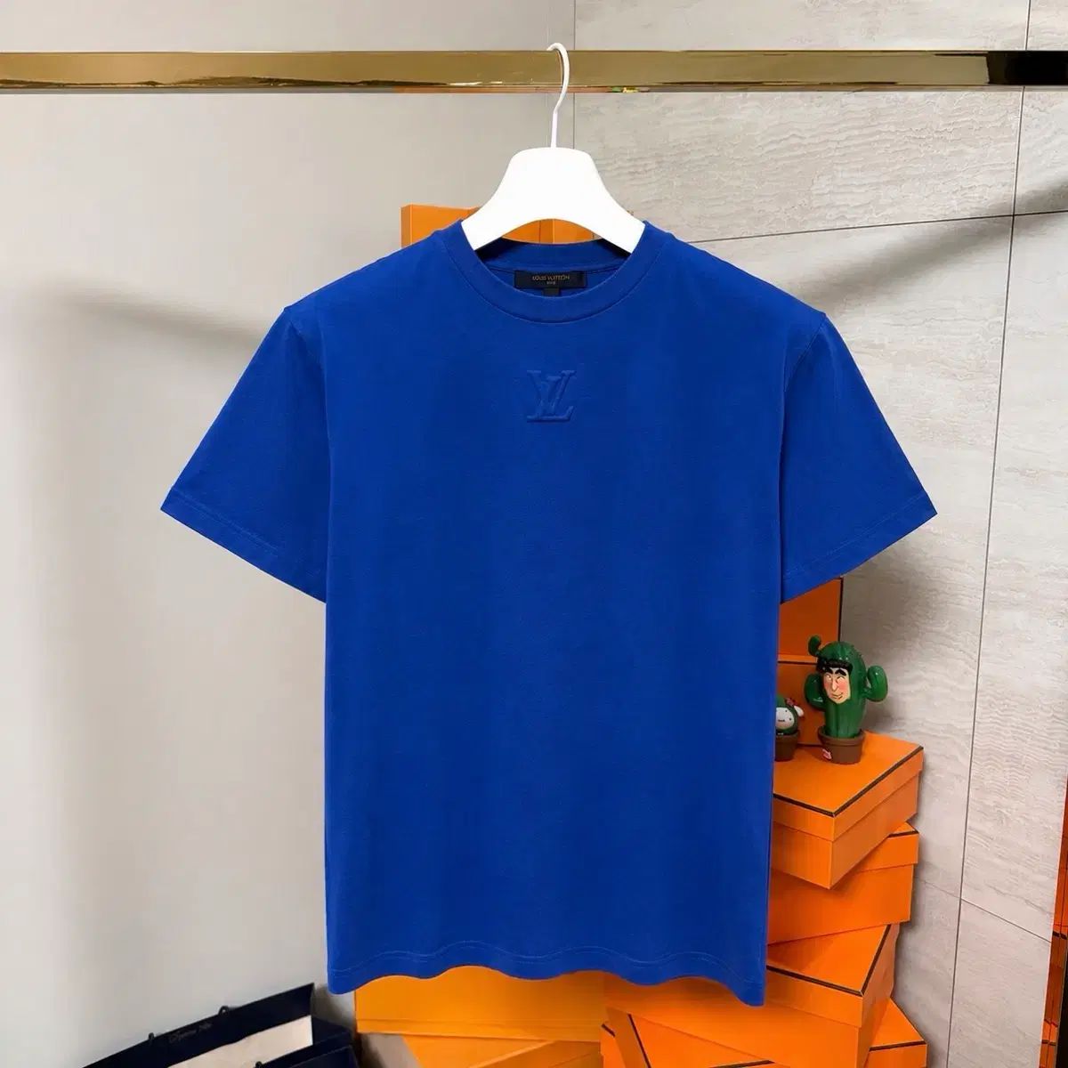 { S } ルイヴィトン エンボス ロゴ Tシャツ