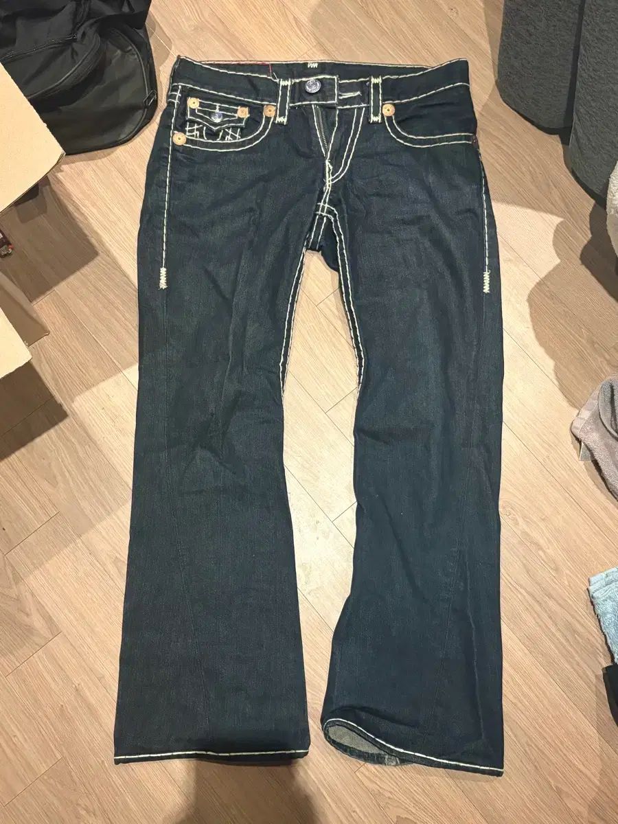 正規品トゥルーレリジョン デニムパンツ 傷なし
