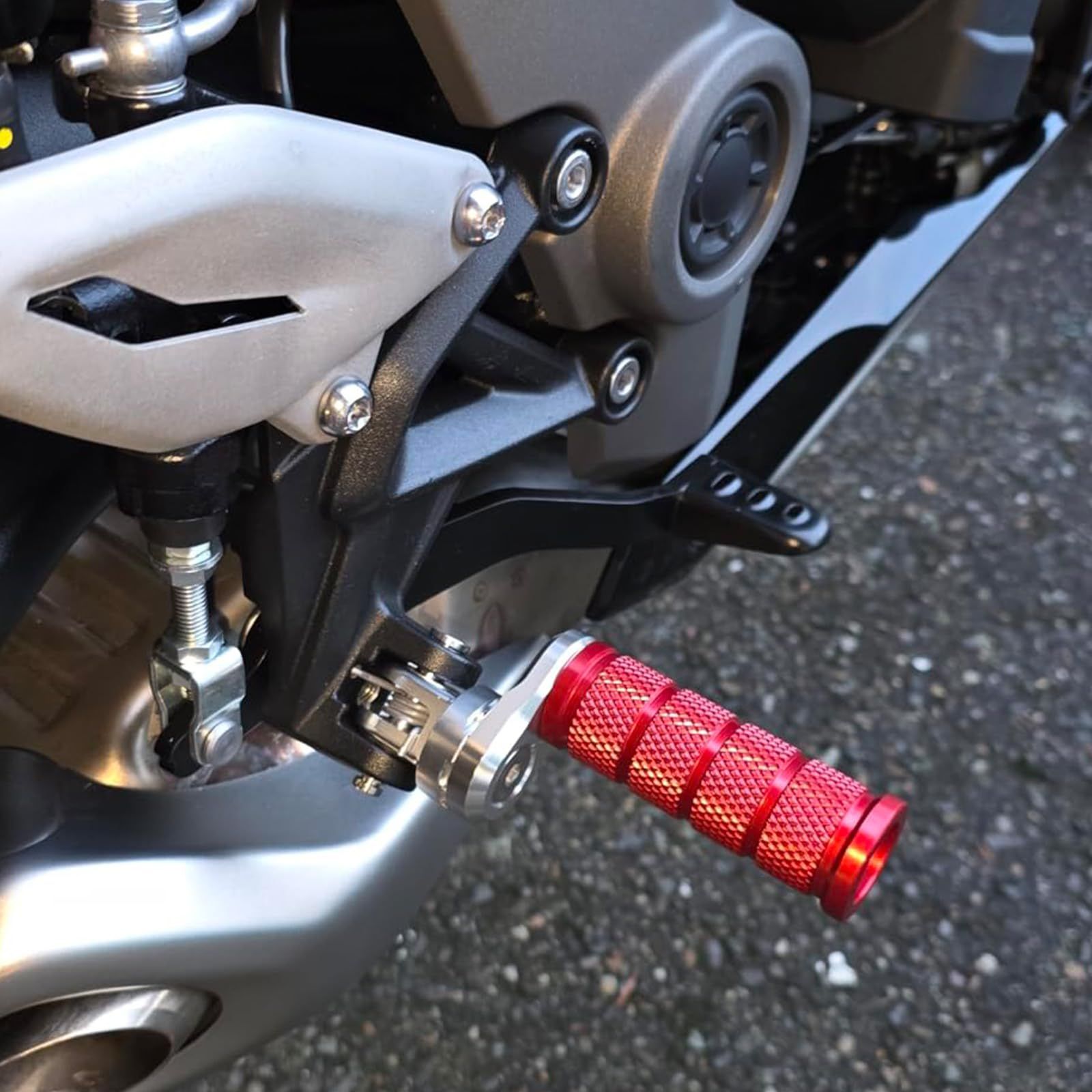新品 アジャスタブルステップバーセット トライアンフ デイトナ660 トライデント660 タイガースポーツ660 ストリートトリプル 765/R/S/RS/1200 スピードツイン900 に適用 (レッド)