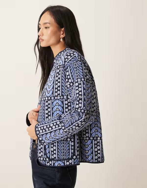 ジェイディーワイ レディース アウター ジャケット・ブルゾン プリント キルティング パッチワーク JDY printed quilted jacket in light blue patchwork LIGHT BLUE ブルー
