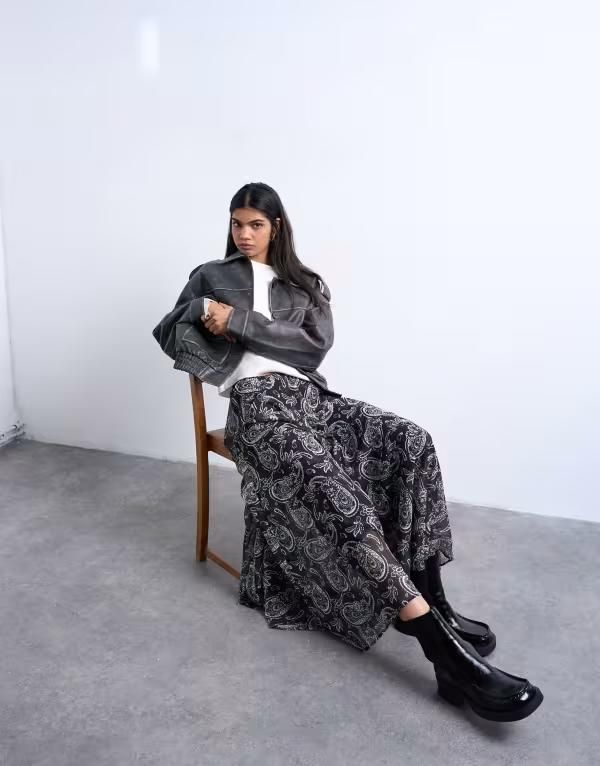 トップショップ レディース ボトムス スカート シフォン プリント マキシ Topshop chiffon seam detail circle maxi skirt in paisley print Paisley Print