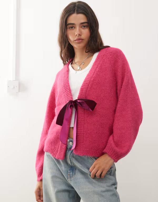 ノイジーメイ レディース アウター カーディガン ニット Noisy May lightweight reversible bow detail knit cardigan Pink yarrow ピンク