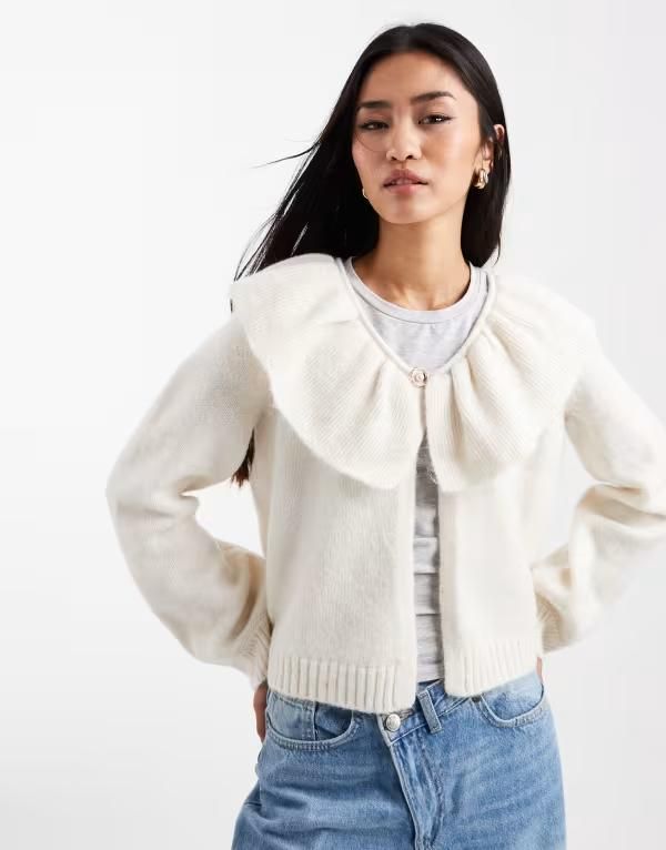 オブジェクト レディース アウター カーディガン フリル Object premium ruffle and faux pearl button detail cardigan in cream BIRCH クリーム