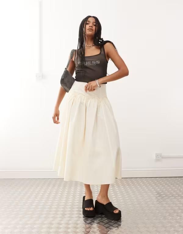 リクレイム ヴィンテージ レディース ボトムス スカート フリル ミディ Reclaimed Vintage full midi skirt with dropped hem ruffle waist in cream cream クリーム