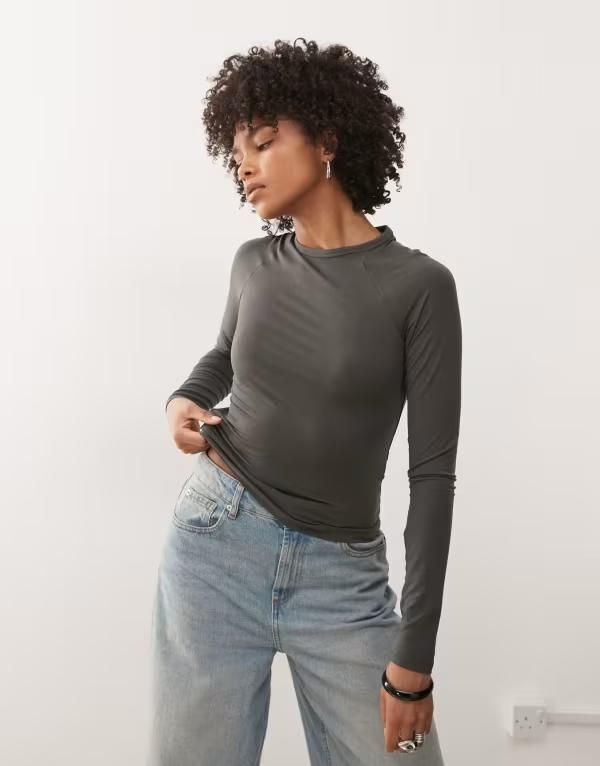 ウィークデイ レディース トップス Tシャツ スリムフィット Weekday super soft slim fit long sleeve raglan top in dark gray グレー