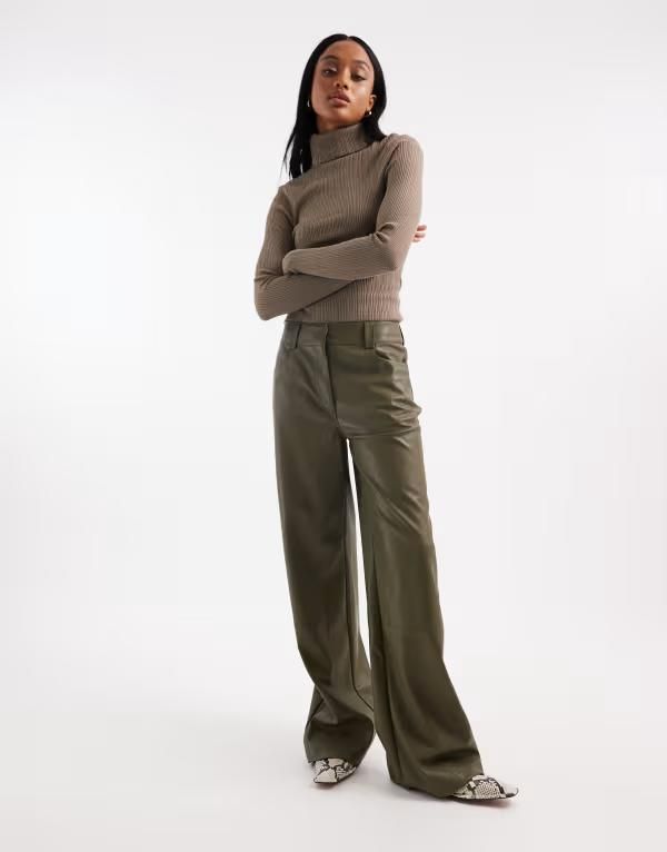 エイソス レディース ボトムス カジュアルパンツ ローライズ トール レザー フェイクレザー ASOS DESIGN Tallow rise menswear inspired faux leather pants Forest Green グリーン