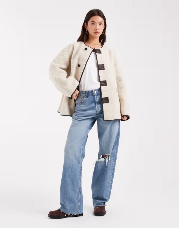 ピーシーズ レディース アウター ジャケット・ブルゾン レザー フェイクレザー ジャケット Pieces reversible teddy and faux leather jacket in cream and Birch Dark brown ブラウン