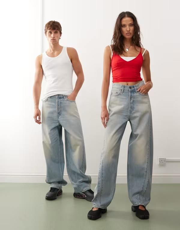 ウィークデイ レディース ボトムス デニムパンツ ジーンズ Weekday Stripe Unisex balloon leg jeans with twisted seam details in light blue wash PORT BLUE ブルー