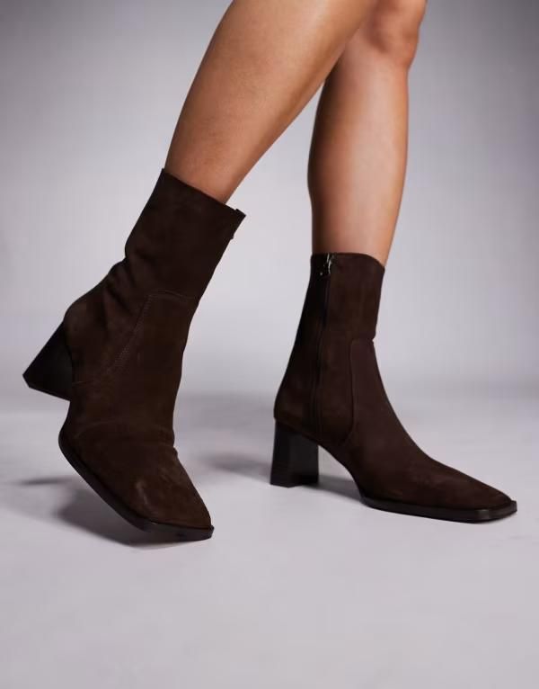エイソス レディース シューズ ブーツ・レインブーツ スエード アンクル ブーツ ヒール ASOS DESIGN Ramona suede square toe heeled ankle boots in chocolate CHOCOLATE SUEDE チ
