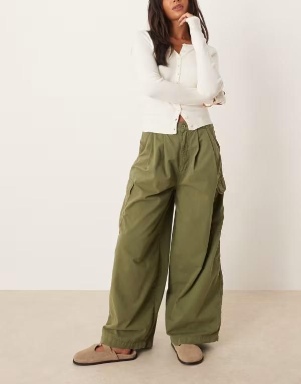 エイソス レディース ボトムス カジュアルパンツ カーゴパンツ パンツ ASOS DESIGN oversized cargo pants with pleats Khaki カーキ