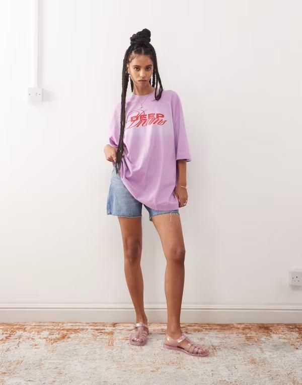 ウィークデイ レディース トップス Tシャツ プリント グラフィック Weekday oversized tshirt with deep dreams graphic print and lilac spray wash pink ピンク