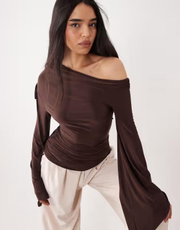 エイソス レディース トップス シャツ ウエストマーク アシンメトリー ASOS DESIGN cinched waist asymmetrical angel sleeve top in chocolate チョコレート