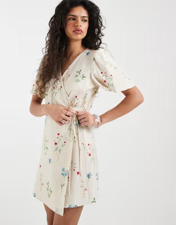 ヴェロモーダ レディース トップス ワンピース フラワー柄 プリント ミニ フラワー Vero Moda flutter sleeve wrap front mini dress in cream floral print Birch Bina クリーム