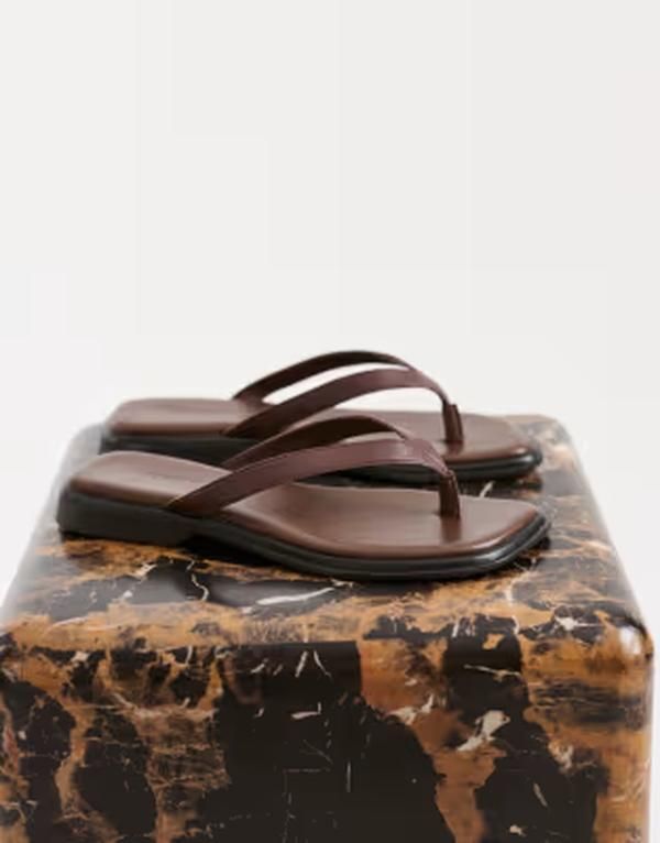 バガボンド レディース シューズ サンダル レザー Vagabond Shoemakers Izzy leather flip flops in chocolate Brown ブラウン