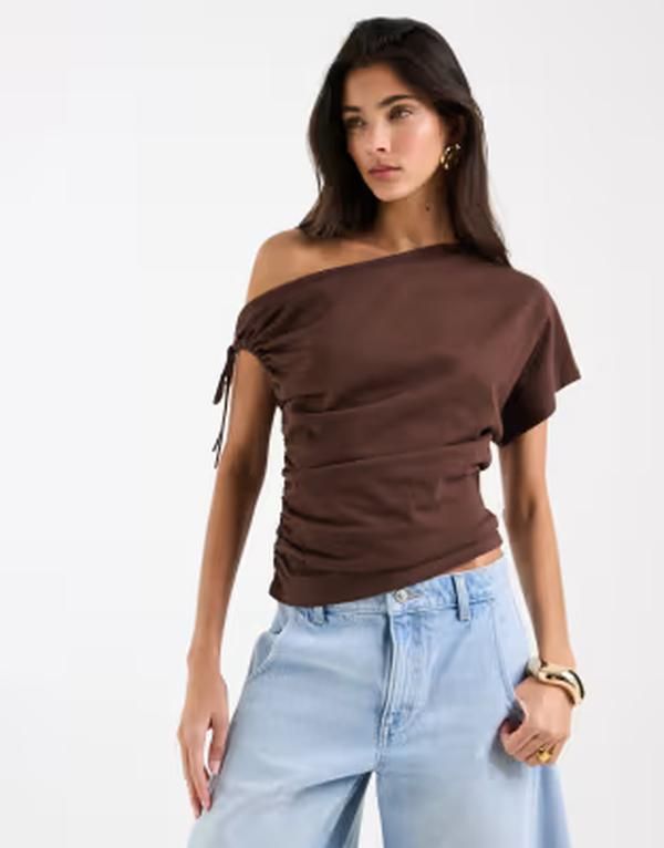 エイソス レディース トップス Tシャツ ギャザー ASOS DESIGN ruched sleeve fallen shoulder waisted tee in chocolate Choc チョコレート
