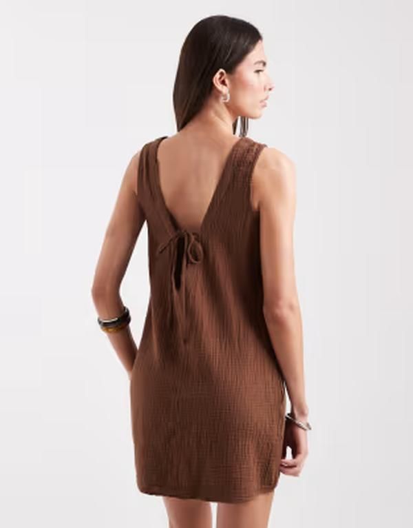 オンリー レディース トップス ワンピース ミニ ノースリーブ ONLY tie back sleeveless cheesecloth mini dress in chocolate Pine cone チョコレート
