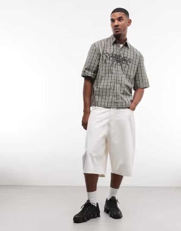 ウィークデイ メンズ ボトムス ハーフパンツ・ショーツ ショートパンツ Weekday baggy long shorts in dirty white ホワイト