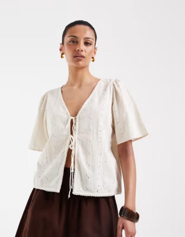 ヴェロモーダ レディース トップス シャツ ブラウス Vero Moda tie front cutwork broderie flutter sleeve blouse in cream Birch クリーム