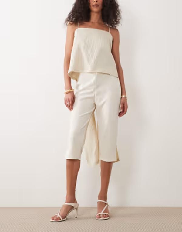 エイソス レディース ボトムス カジュアルパンツ キャップ ASOS DESIGN capri pants with side split in cream クリーム