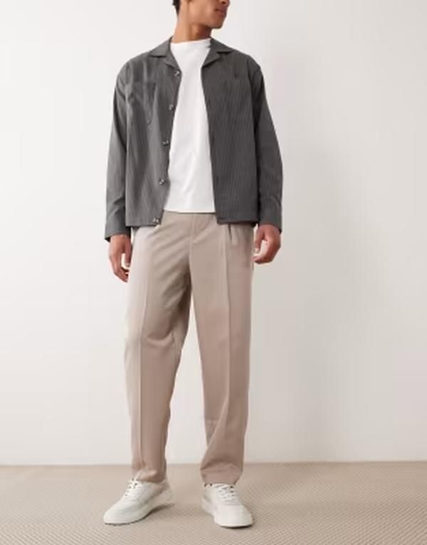 エイソス メンズ ボトムス カジュアルパンツ プリーツ ASOS DESIGN smart pleated relaxed tapered pants in stone ストーン