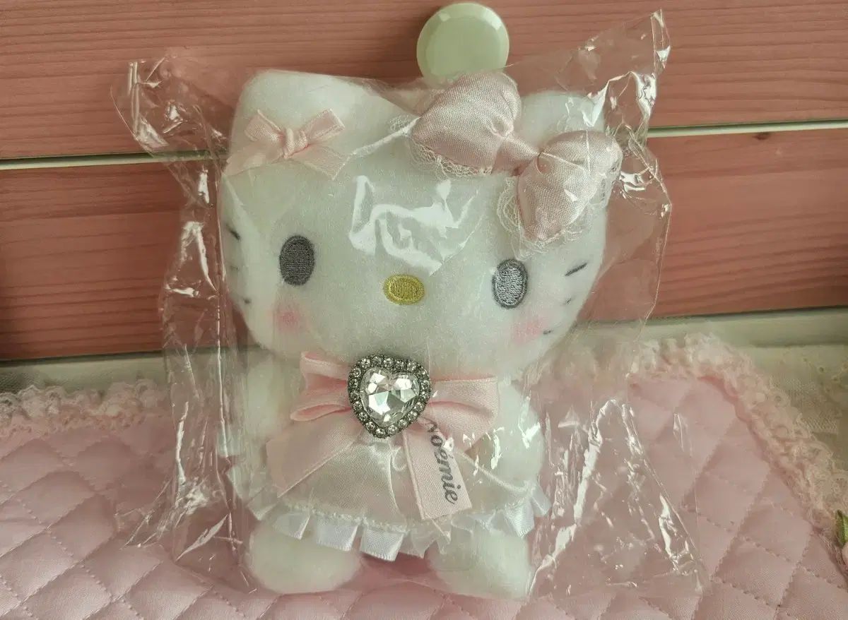 （日本正規品・限定モデル）サンリオ ノエミー NOEMIE オリジナル ハローキティ ぬいぐるみ キー